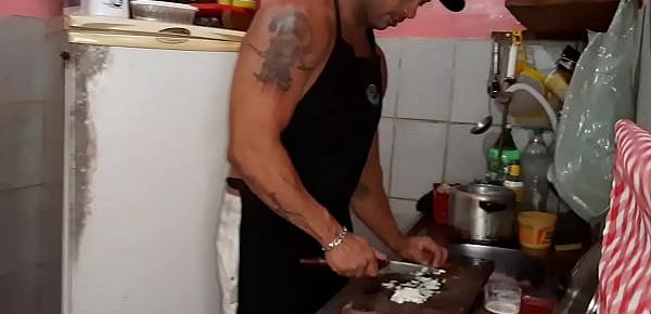  Em quanto Mike Hot estar na Cozinha fazendo comida, a puta da Danny Hot estar sendo fodida firme pelo dotado e faz ela gozar muito